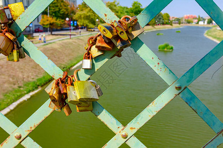爱情锁作为永恒的爱象征被绑在绿色图片