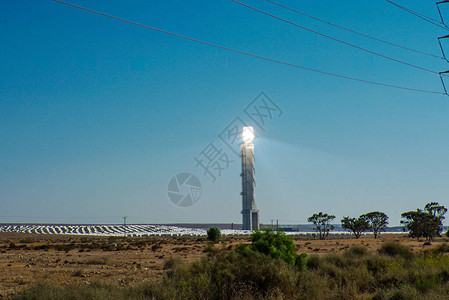 以色列沙漠中的塔型太阳能发电站T高清图片