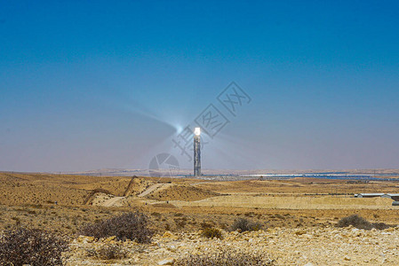 Ashalim发电站是以色列内盖夫沙漠的一个图片