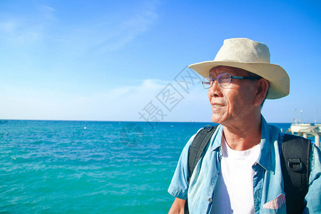戴帽子的老人愉快的旅行图片