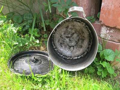 一个黑盖子的老铁锅图片