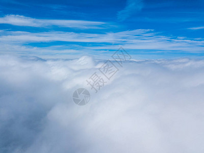 在白色的卷云中高飞图片