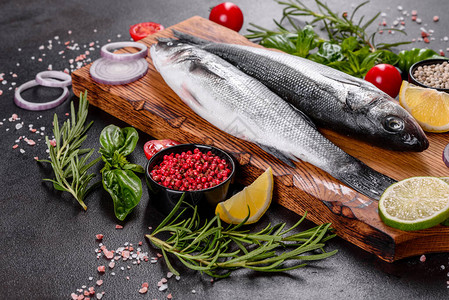新鲜鱼海盆和烹饪用原料图片