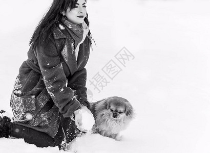 穿蓝色羊毛大衣织丝围巾随意风格冬季雪在户图片