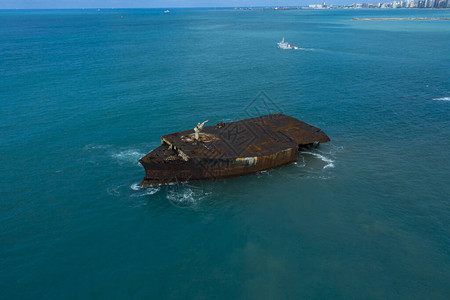 巴西塞阿拉州福塔雷萨市废弃船只海洋污染图片