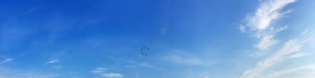 蓝色天空全景图片