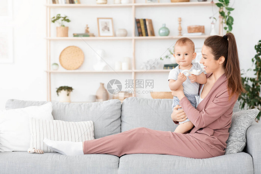 年轻女在家与婴儿共度快乐时光图片