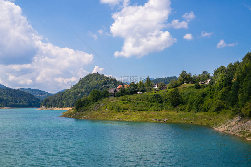美丽的Zaovine湖位于欧洲塞尔维亚的塔拉公园美丽的风景与多云的天空丘陵和山脉旅图片