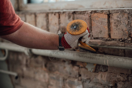 工人用铁锤和铲子手强壮的手在砖图片