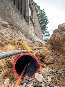 金属和光纤电缆线路建设通信光网络连接建设铺设地下拖缆图片