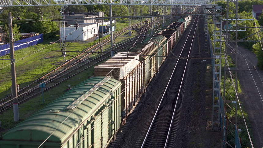 货运列车载运货物从上面看列车城市间贸易的铁路图片