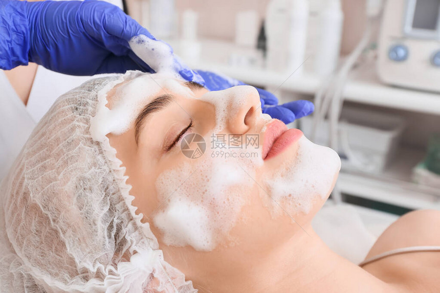 女在美容院接受面部剥图片