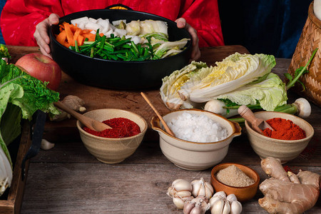 新鲜食材和蔬菜放在桌子上图片