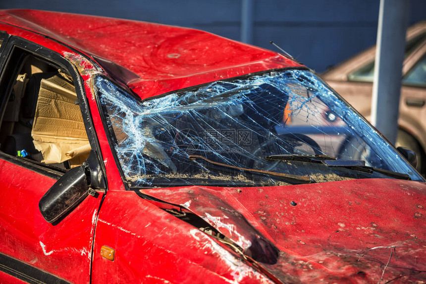 被击毁的汽车挡风玻璃细节图片