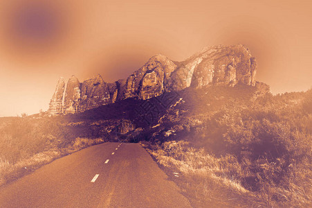 西班牙在黎明时分以现代风格荒废的公路在西班牙比利牛斯州铺设通往峡图片