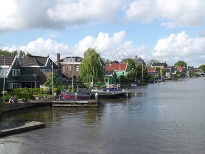 荷兰Zandaam美丽的荷兰传统水滨住房图片