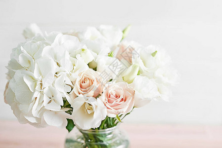 桌上的玫瑰洋桔梗和绣球花束一杯茶和相框贺卡温馨的生日快乐婚礼请柬情人图片