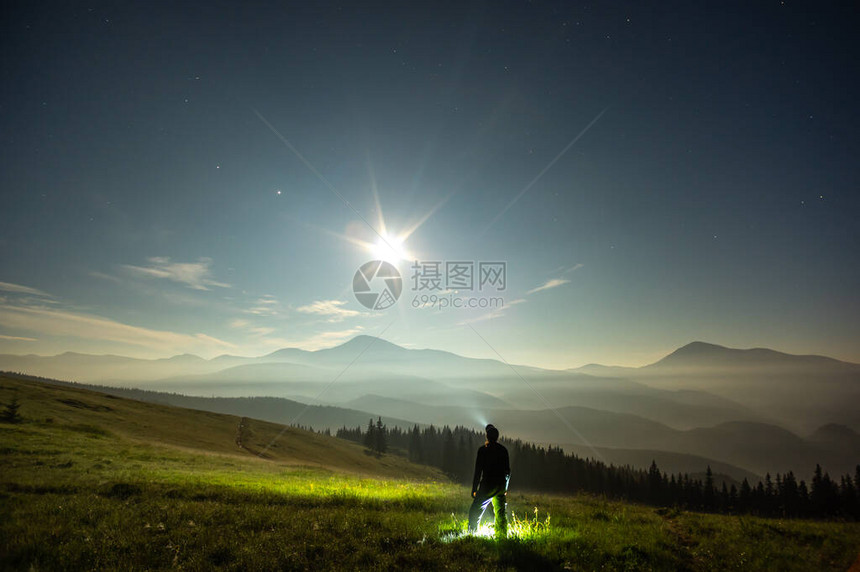 夏天月光深夜的喀尔巴阡山上一图片