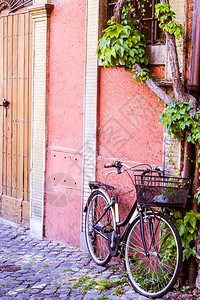 环绕着美丽的欧洲房子的自行车图片