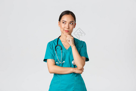 体贴聪明的亚洲护士穿着工作服图片