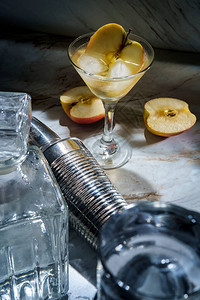 杜松子酒苹果蒂尼鸡尾酒装在马提尼杯中图片