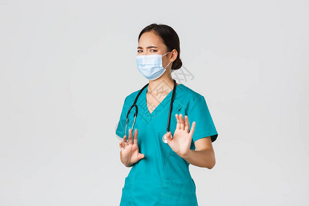 不高兴的亚洲女医生医生或护士避免接触细菌图片