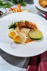 泰国素食红咖哩大米面汤加脆煎豆图片