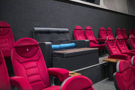 红黑软椅间空的电影院图片