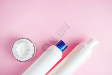 粉红色背景的一套皮肤护理和清洗化妆品图片