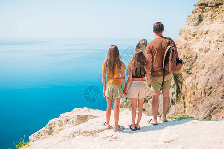 父亲和孩子在沙滩上享受夏天的假期在图片