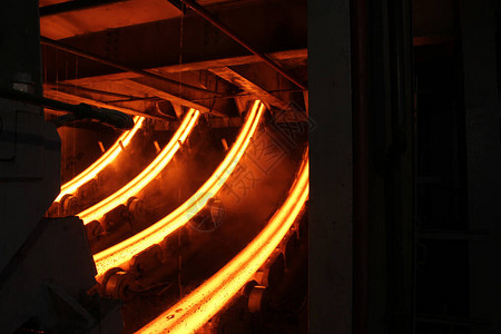 熔化钢铸造后的红热钢金属板连续铸造机铁匠和冶金工业的背景三图片