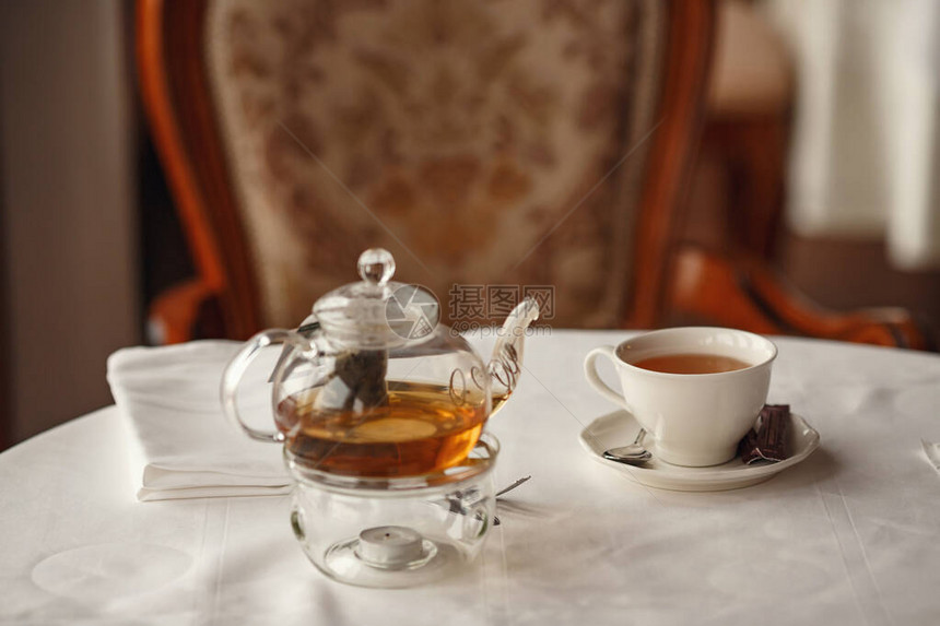 在一个迷人的经典餐厅里开茶晚会在木桌图片