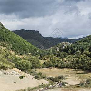 西班牙美丽的风景坎塔布里亚山脉的景色干河床图片