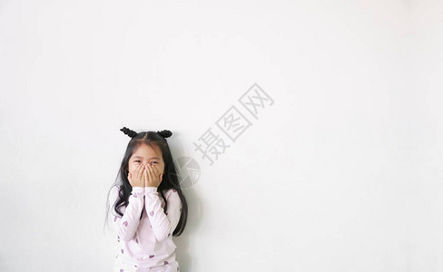 亚洲儿童或女童生病打喷嚏或感冒咳嗽图片