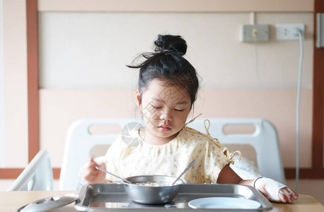 亚洲儿童患者或小女孩流感A病痛难过图片