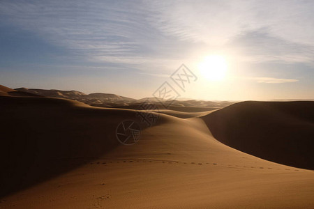 日落时的野生棕色撒哈拉沙漠丘强烈的阳光与白云脚步声和影子撒哈拉沙漠图片