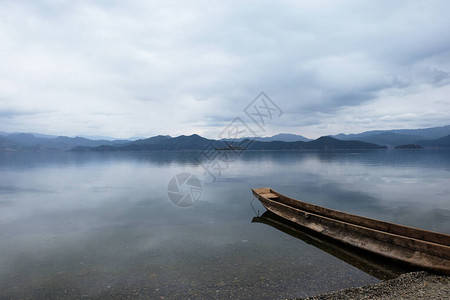 一条独木舟在宽阔的宁静湖上图片