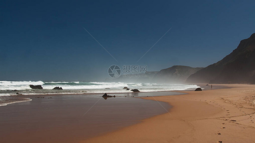 葡萄牙西海岸海洋岸有沙滩黑岩蓝天空图片