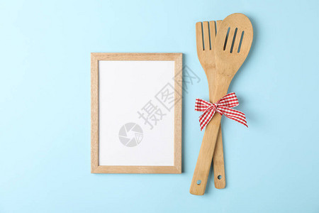 木叉厨房排盘和蓝背景文字空白格WoodenFork图片