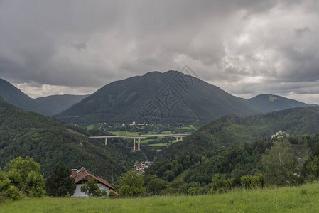 微信公众号banne奥地利山丘Semmering村附近的山谷景色背景