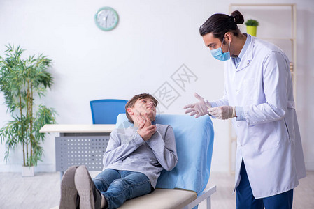 小男孩在医院看医生图片