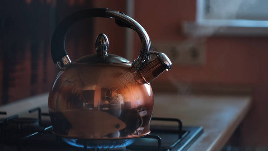热茶壶紧贴着蒸汽的茶壶图片