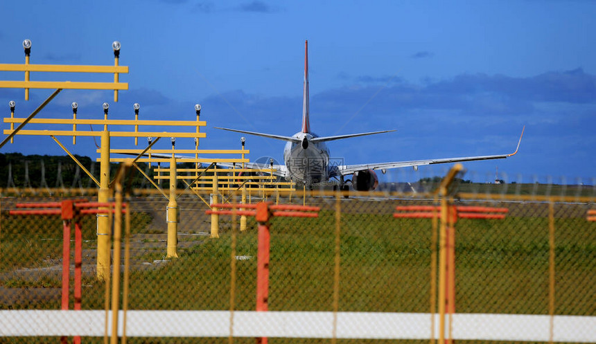 在萨尔瓦多市机场跑道起飞时图片