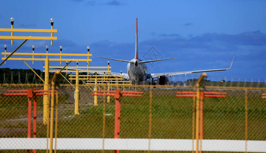 在萨尔瓦多市机场跑道起飞时图片