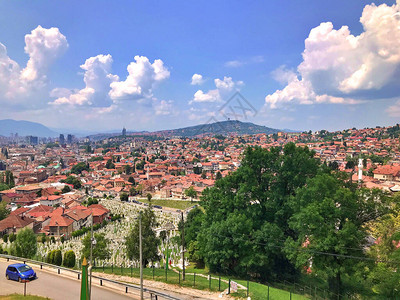 波斯尼亚和黑塞哥维那夏季对萨拉热窝全景的全景首都图片