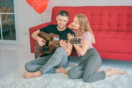 情侣喜欢在卧室里弹吉他在情人图片