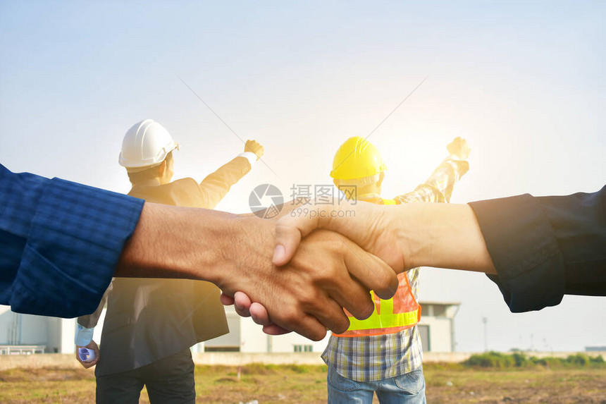 商务人士握手与工程师握手成功图片