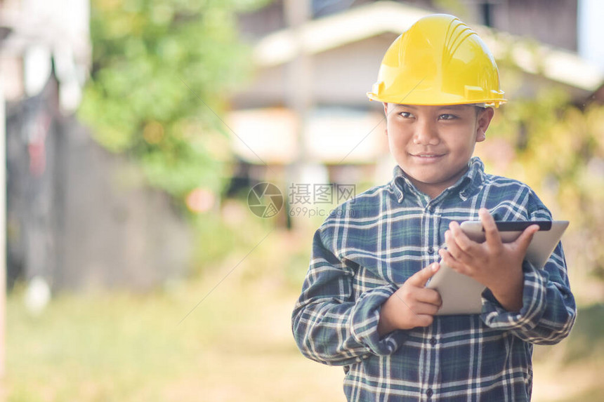 男孩工程师建筑在行动中充满快乐的笑乐图片