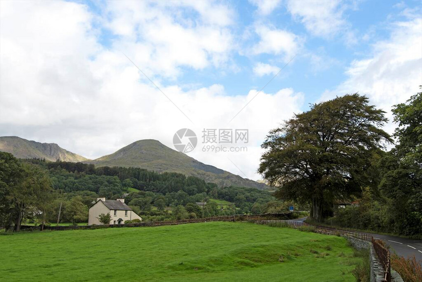 Torver是一个可爱的光滑的村落靠近英格兰湖区Co图片