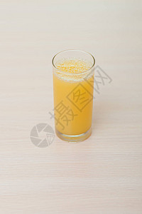 桌上有一杯橙汁图片
